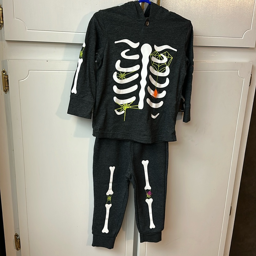 CAT & JACK 2 pc fleece “HALLOWEEN SKELETON” sweatsuit set. Size 2T. Gray. VG/EUC